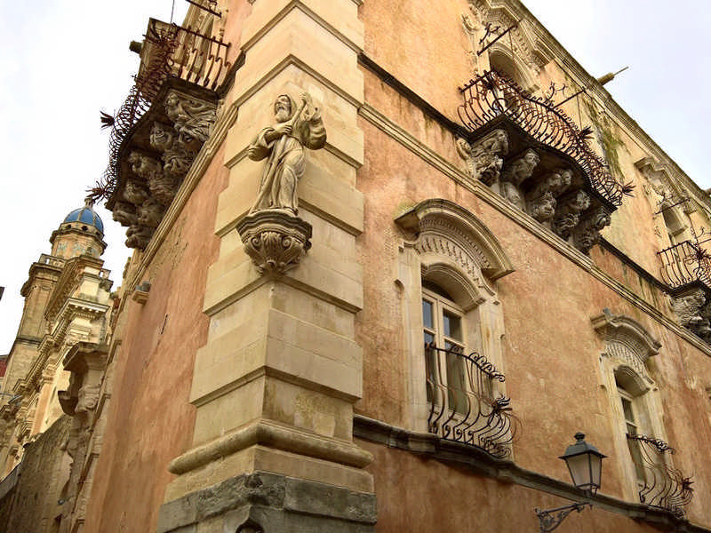 Testata d'angolo del Palazzo Cosentini a Ragusa