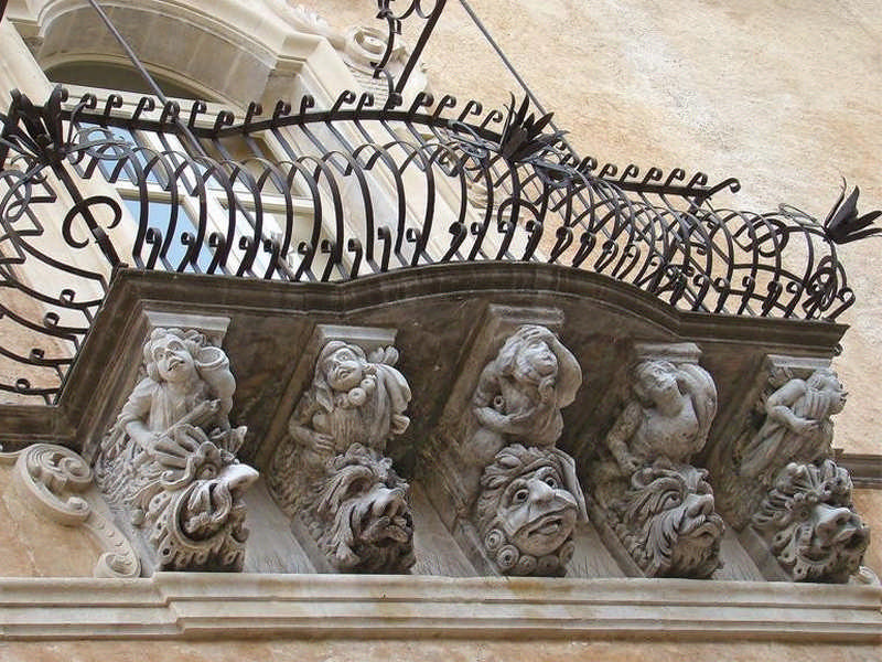 Uno dei balconi di Palazzo Cosentini a Ragusa