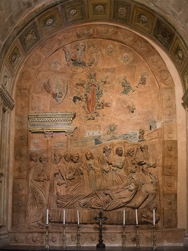 Il bassorilievo raffigurante la Dormitio Virginis nella chiesa di Santa Maria delle Scale a Ragusa